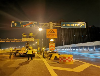 天水郑州市北三环彩虹桥交通标志牌安装现场